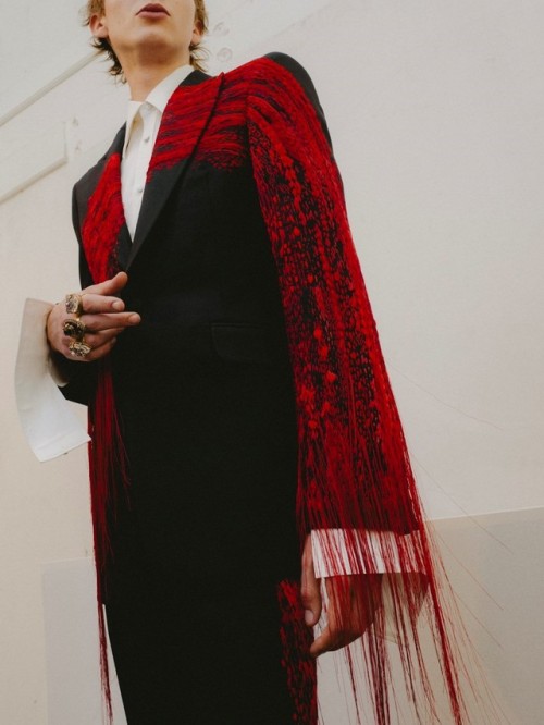 fashionweeksfaves:Alexander McQueen Spring 2019 Menswear Backstage 