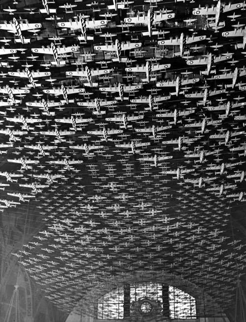 operationbarbarossa:  Model airplanes decorate the ceiling of the train concourses at Union Station; Chicago, Illinois - 1943Photo by Jack Delano (via)