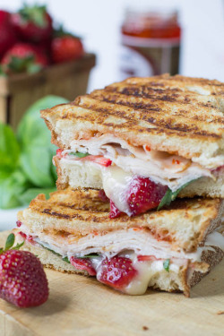 nom-food:  Strawberry, brie and turkey panini