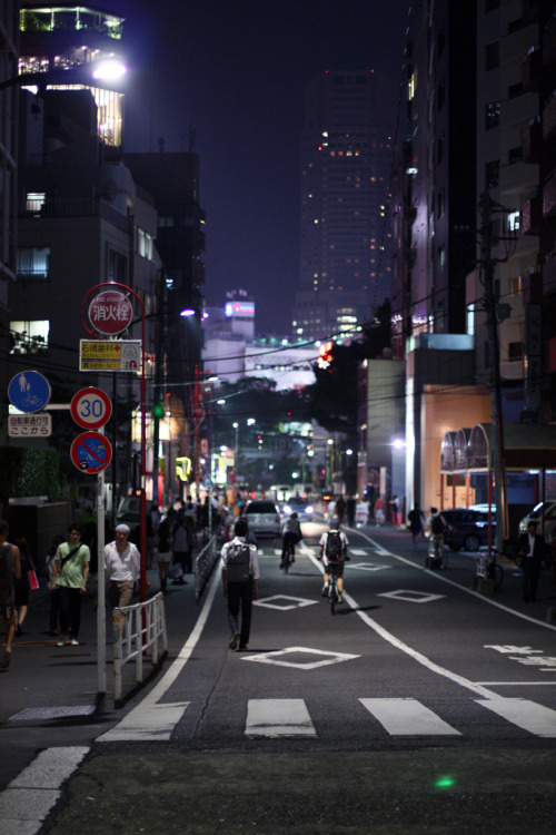 inventeur:  Shibuya Alley by drkigawa on Flickr. 