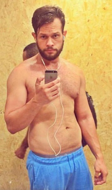 fat-male-celebrities:  Neto Nóbrega, Brazilian physiotherapist struggling with losing extra-weight and trying everything to reduce his soft belly