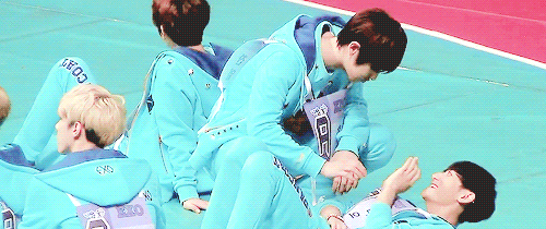 flawless12:   chanyeol and tao playing around  