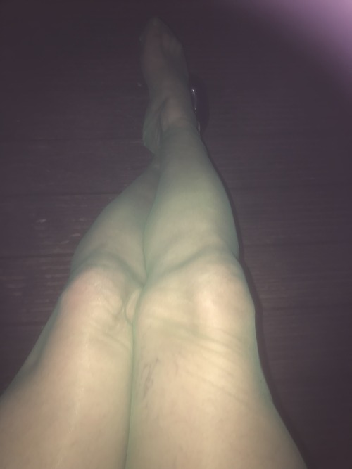 sandraclapham:Evening to myself last Friday.  My nylon-clad legs enjoying the cold air outside in th