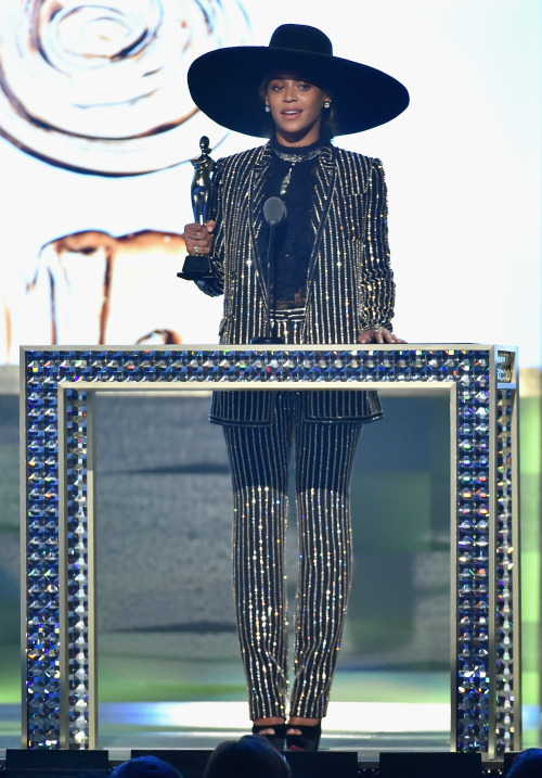 beyonic:adoringbeyonce:Beyonce accepts CDFA Fashion Icon Award onstage at the 2016 CFDA Fashion Awar