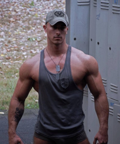 glucotoby:  brandexnyc:  Great set  massive upper body, lean at the waist: hot!