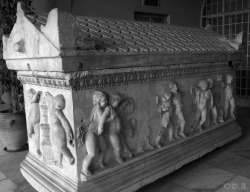 viα dartranna-alurath: Ancient Greek sarcophagus,