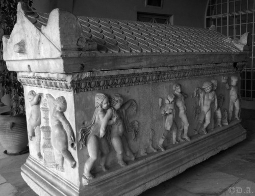 Porn photo viα dartranna-alurath: Ancient Greek sarcophagus,