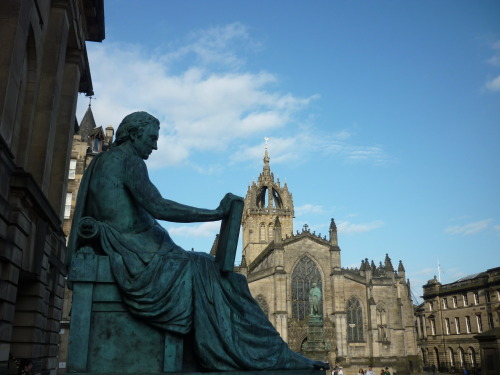 reflectionsonmodernphilosophy:Edinburgh has a famous statue of David Hume.  I visited this past su