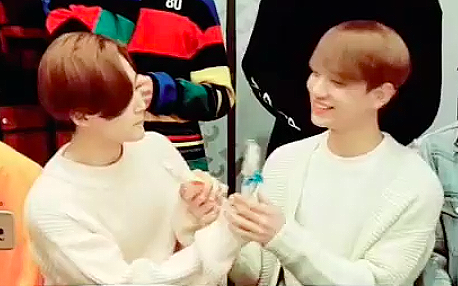 doogii-pd: cutest bfs gifting each other candy for white day