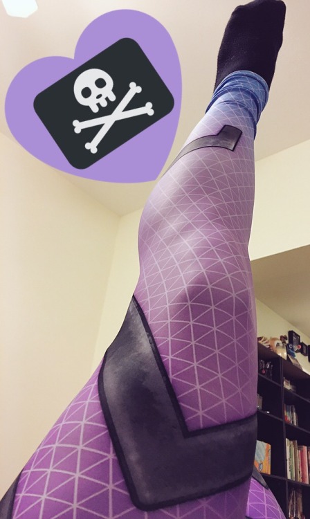 kdinjenzen:WHOMEVER SENT ME THE SOMBRA TIGHTS… I LOVE THEM SO MUCH!!!