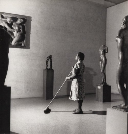 Fritz Henle - Cleaning woman in MoMA The Museum of Modern Art, ca.1960 