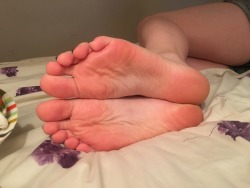 toe-tastic:  Wanna see more then the soles of her pretty feet? Hookup with a cute chick today that’s ready to play! http://bit.ly/ToesAndMore