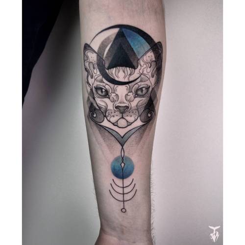 electrictattoos:boglarkatoth:Sphynx cat@ Blade&Shade tattoo, Luzern #sphynx #graphictattoo #cust