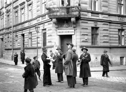 Grupa krakowskich muzyków ulicznych (1933).