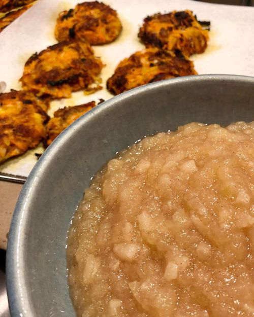 #homemade #applesauce #sweetpotatopancakes #icancook #xmasdinner (at Alamo Square) Https://www.instagram.com/p/B6emRDzAEz5/?igshid=1ptsh3v2tudta