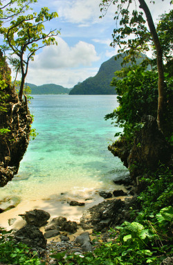 visitheworld:  A secluded cove on Cadlao