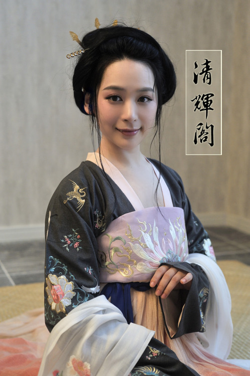 hotweibo:  Authentic Hanfu(汉服) by Qinghuige(清辉阁). This style of Hanfu is the most beautiful one. （Pi