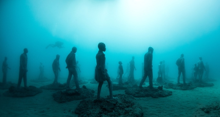 oneoakdutch:  melinatedmadame:  oneoakdutch:  mymodernmet:   Human Sculptures Submerged