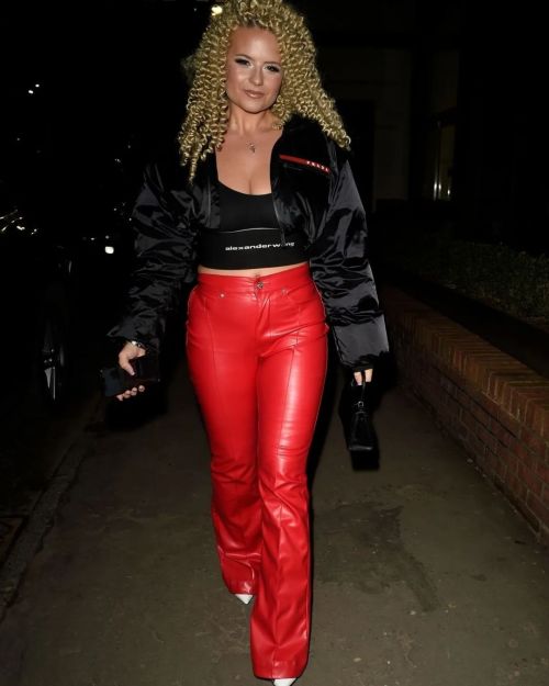 If you have the curves, just simple red leather pants are lovely don’t you think? @apolloniall