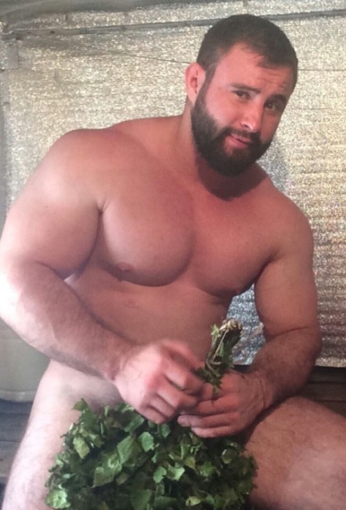 gomannie:  Cute and very beefy guy …