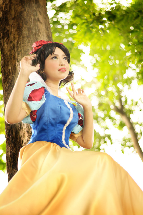 oruntia: Snow White Cosplay  costume, props, makeup by me photo by epi corner animal stock by w