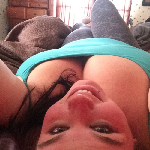 busty-betty:  Cleavage for days!!!!