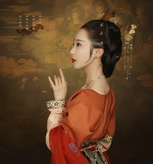 ——【間樂天】——“間樂天 有微妙間響 能微妙音響 能作歌舞” Traditional Chinese Hanfu photography via 司音儿. She is depicted as Fe