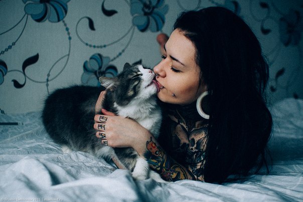 atroposmoon:  Kitty kisses 