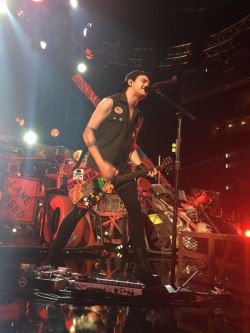 Irwin5Sosashton:  Mikey Performing “She’s Kinda Hot” On The 2015 Teen Choice