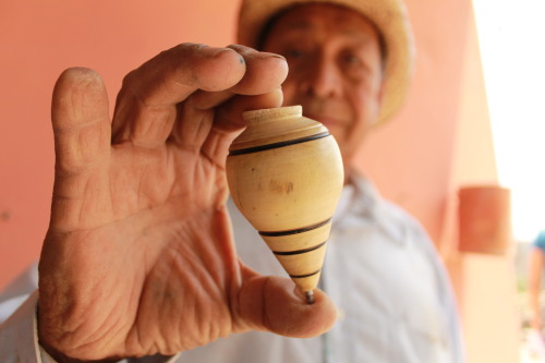 Artesanías Morales, Trompos, yoyos y baleros Hualahuises, Nuevo León 2014 D. Ville