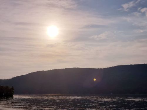 Sunrise over a lake is the best thing. #vacation #lakegeorge #lakeside #balcony #lake #sunrise (at 