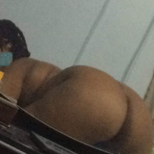 lyonqueen:  Old pics of my Sexy Juicy Ass😘😘