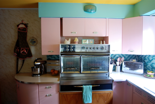 doomhope: midcenturymodernfreak: Atomic style Geneva Kitchen Cabinets in pink featuring a c.1960 Fri