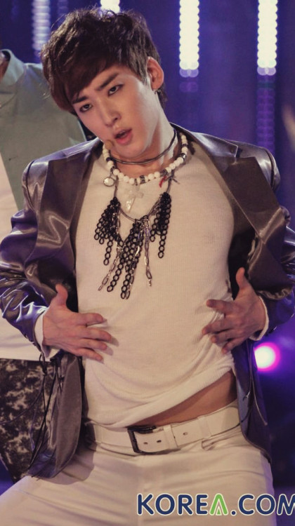 u-kisself:Countdown to Kevin Woo’s Birthday~Day 6, his tummy ^^ ♥