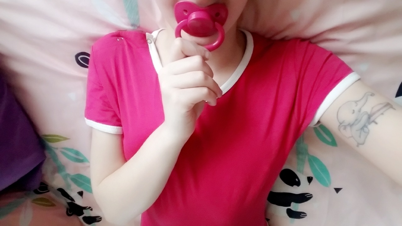 littlestmiku:  I always need something to suck on…😝  (18+ only, please don’t