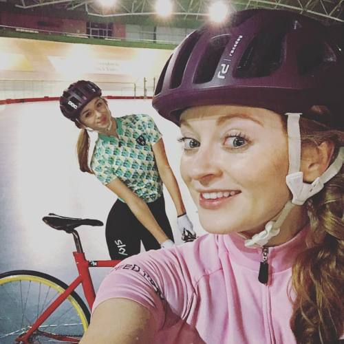 #velodrome #pocgirls #sistersonthebikes with @principessaonthebike ・・・ #babeonthebike #ootd #weridew