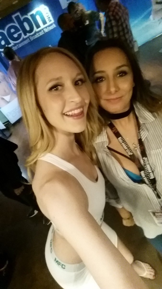 iamgingerbanks:  Oh hi boys, have you missed me?Some pics from AVN in Vegas, super