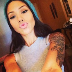 hellyeahstaybeautiful:  hellyeahstaybeautiful 