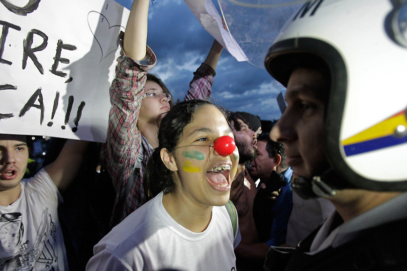fotojournalismus:  Brazil June 17, 2013 1. A military police officer pepper sprays