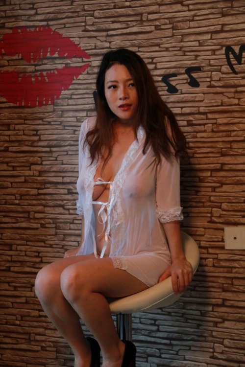 momoxu1997: 来点隐约的感觉。谢谢大家关注哦，在这个平台还希望多多关照，也谢谢大家的私信！