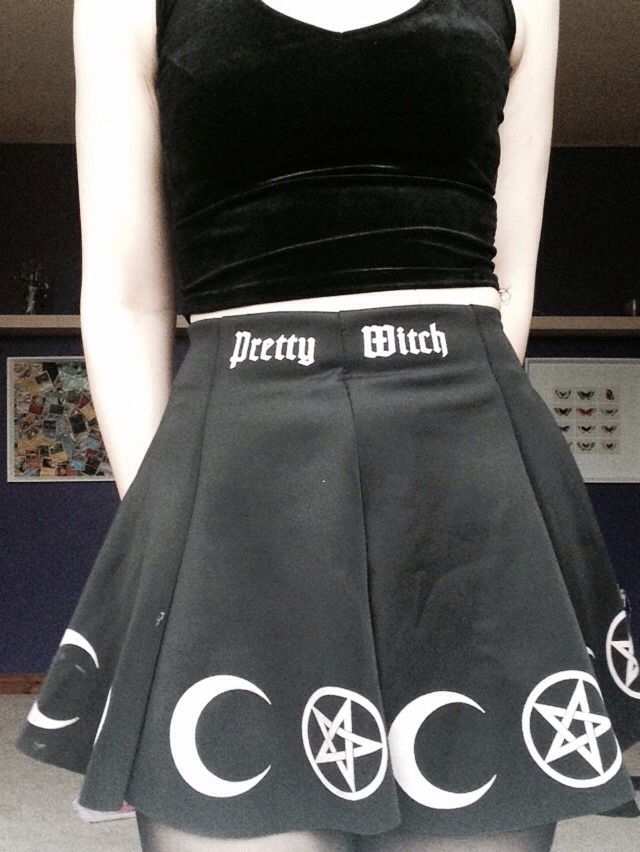 hex-romancer:  I’m a pretty witch ✨🔮  (Skirt &amp; crop top from twotwo.tictail.com!!!)