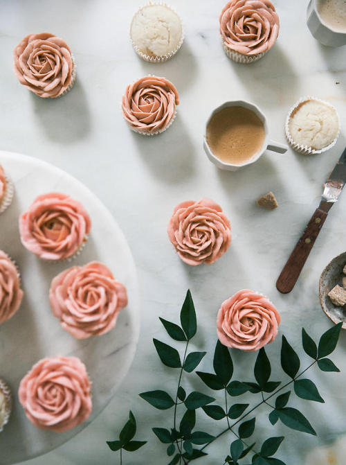 sweetoothgirl: CAPPUCCINO-FLAVORED ROSE CUPCAKES