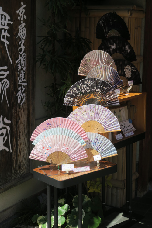 ninetail-fox:  Japanese folding fans ,Kyoto