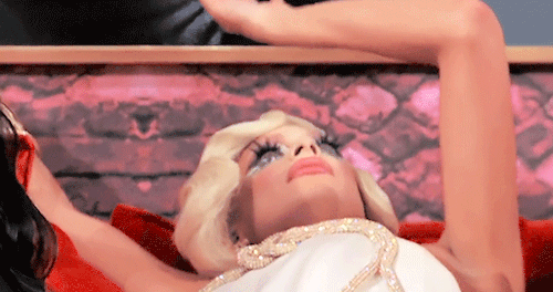 ageofneedles:Valentina being relatable 