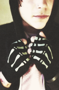 fronkenweenie:  frank iero’s skeleton gloves appreciation post 