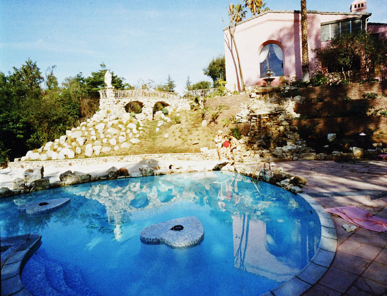 hollywoodlady:    Jayne Mansfield’s Pink Palace   In November 1957, shortly before