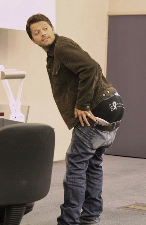 mynewplaidpants:  Misha Collins waving hello