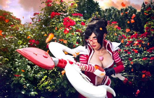 hentai-ass:  hentai-ass:  Heartseeker Vayne cosplay by Clodia Romero  I feel like this needs more attention, that’s a really on-point cosplay imo