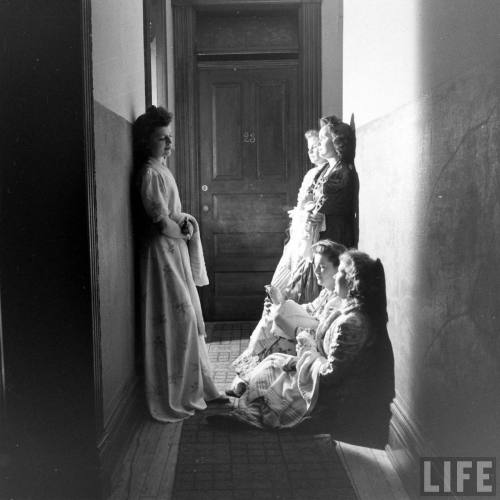 Waiting to use the Washington DC boarding house bathroom(John Phillips. 1942)