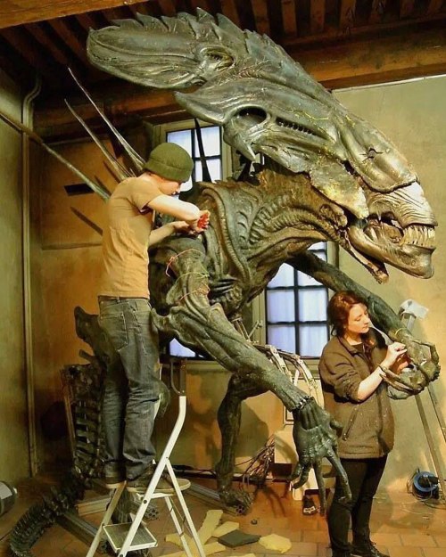 The special fx crew working on the Queen behind the scenes of Alien vs. Predator (2004)